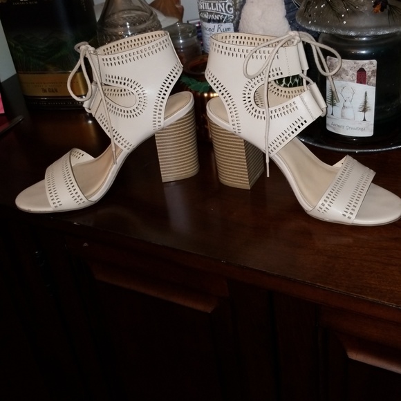Cute cream heeled sandals - Picture 3 of 8